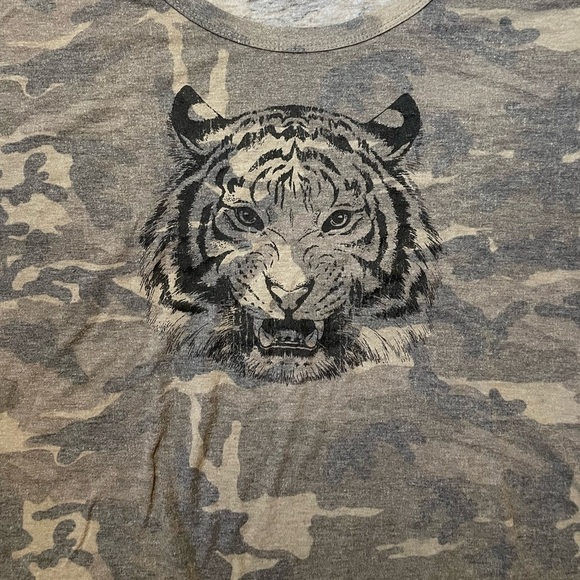 Misia Curvy size 1X tiger camo shirt - Picture 2 of 10